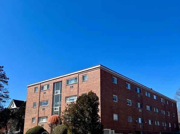 1409 River St APT 48, Hyde Park, MA 02136