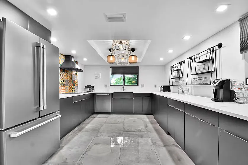 5 bed, 2382 sqft, $8,300 — Photo 4
