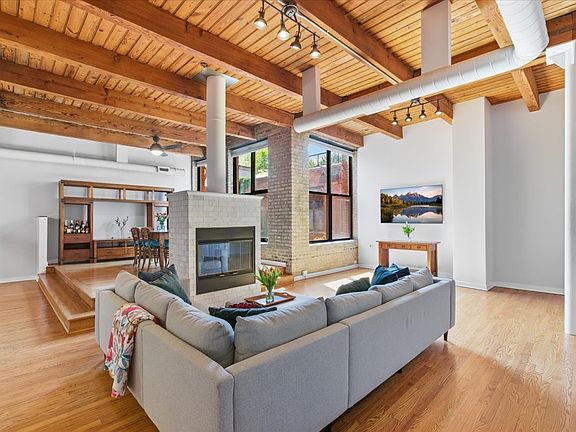 4th image of 2226 N Racine Ave #15