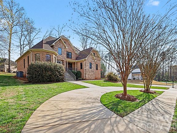 2nd image of 402 Rugby Rd