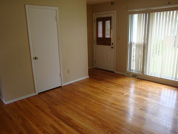 2nd image of 438 North St #8B