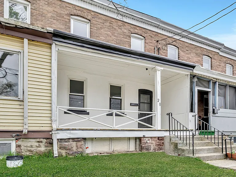 21 Adella Ave — Photo 2