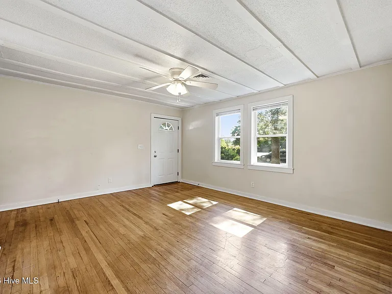 1101 Meadows St — Photo 6