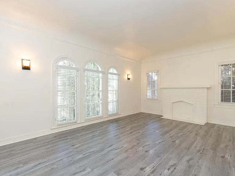 4th Ave 6Plex — Photo 1