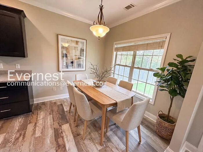 3 bed, 2.0 bath, 1421 sqft, $1,645 — Photo 3