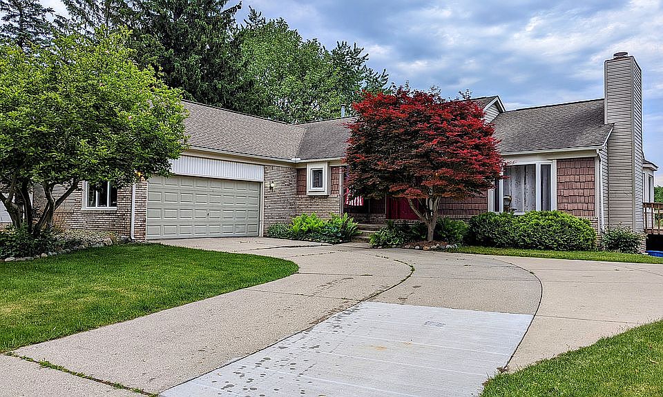 1st image of 455 Lakes Edge Dr