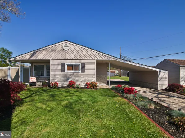 1 Dewberry Ln, Levittown, PA 19055