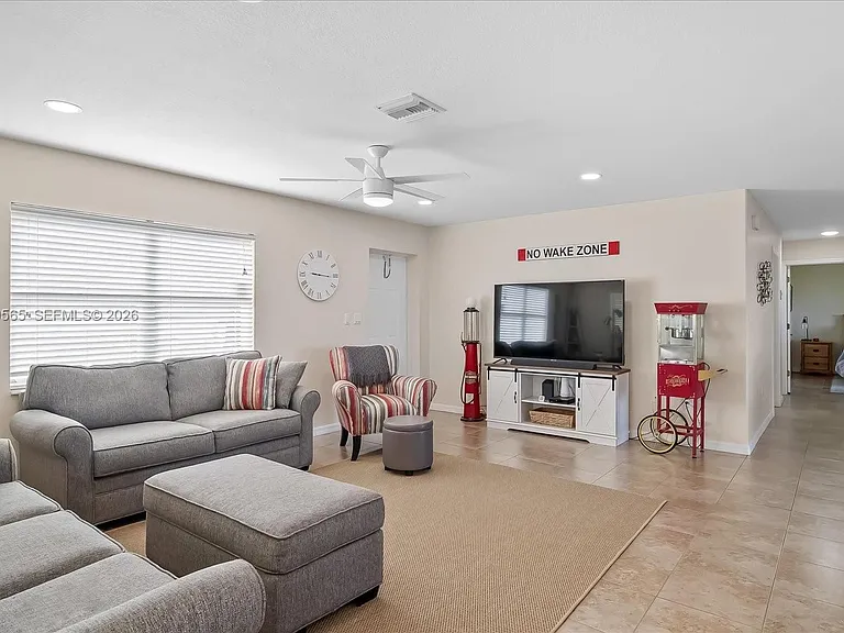 924 Lake Dr E — Photo 16