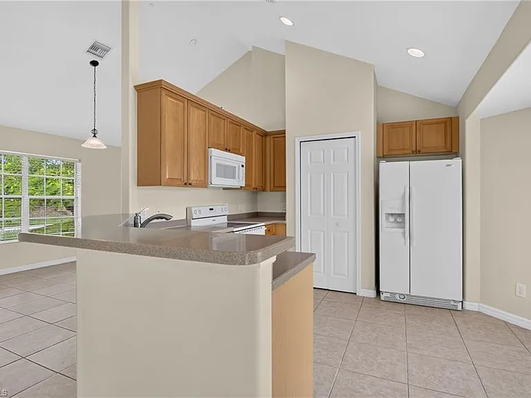 523 SE 25th Ln — Photo 9