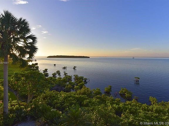 5th image of 32 E Playa Largo Blvd #32