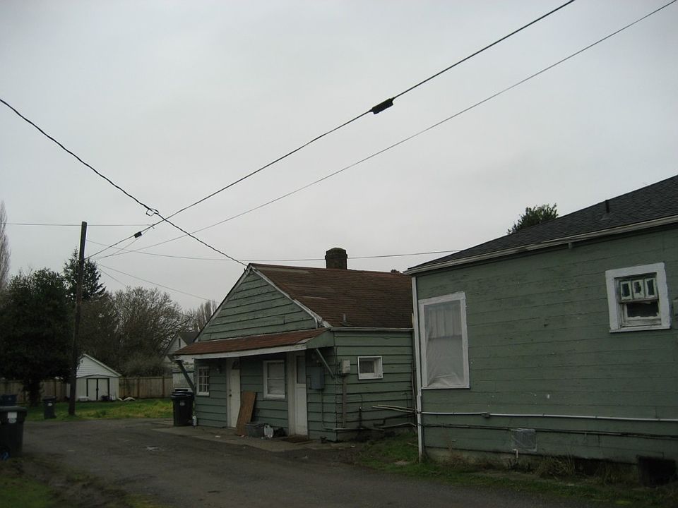 2nd image of 215 W Baker St