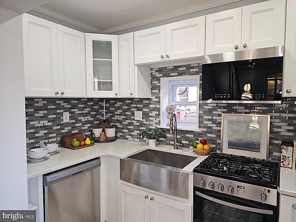 3rd image of 1744 Stocker St