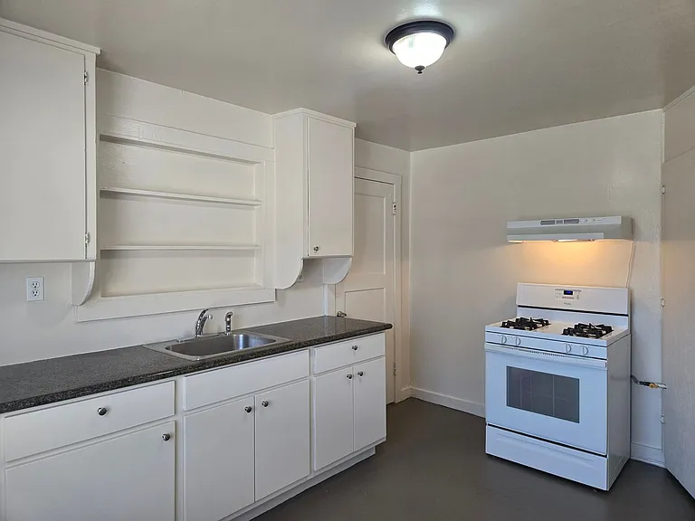 1121 Kenwood Ave — Photo 4