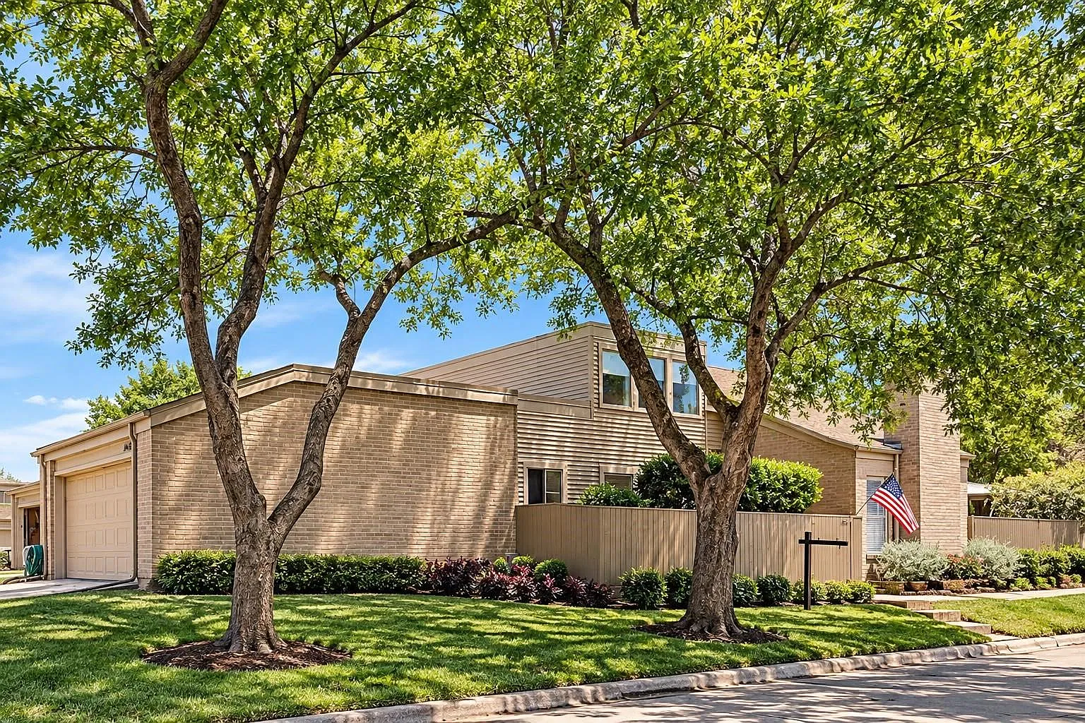3 bed, 2.5 bath, 2099 sqft, $2,600 — Photo 2