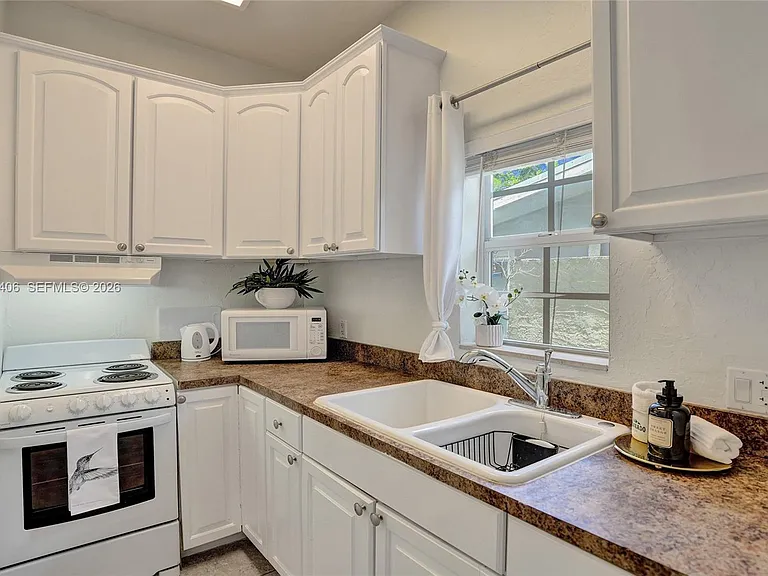 1012 NE 17th Ct #2 — Photo 1