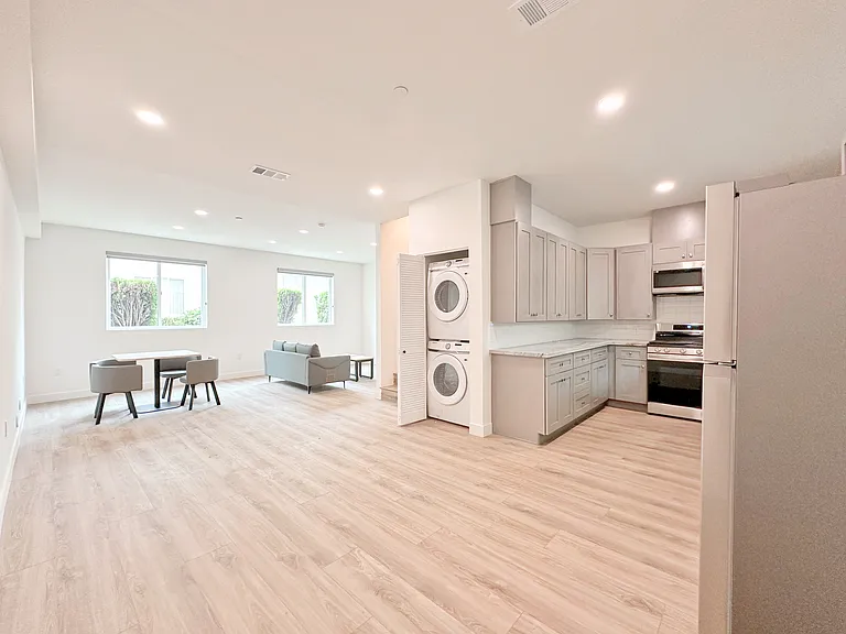 1743 Armacost Ave — Photo 64