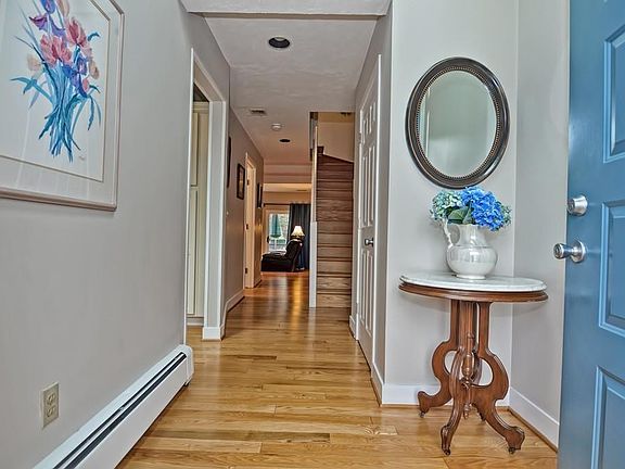 3rd image of 4 Applewood Ln #4
