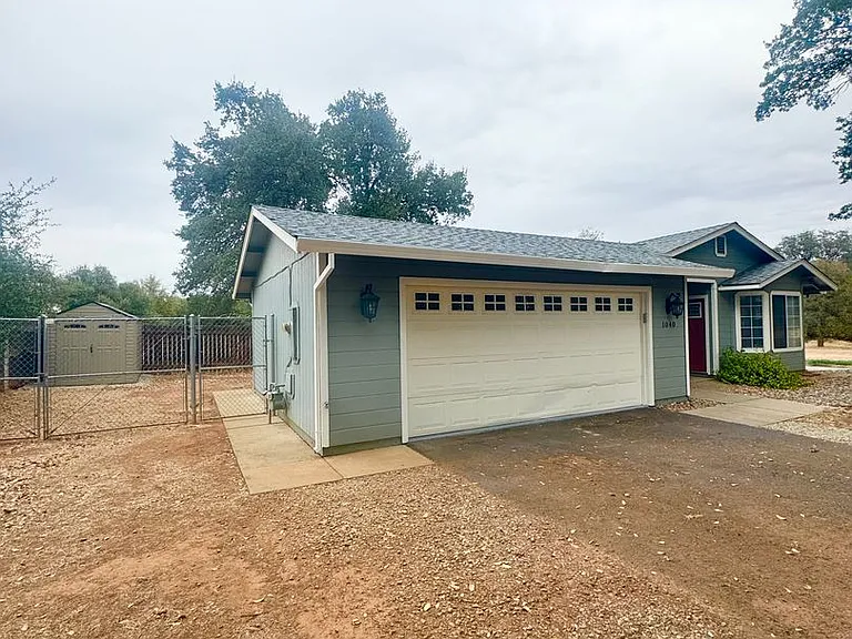 1040 Michael Ln — Photo 2