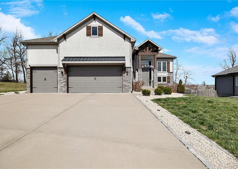 1st image of 905 SE Wood Ridge Ct