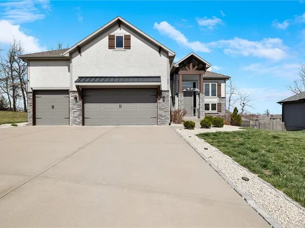 905 SE Wood Ridge Ct, Blue Springs, MO 64014