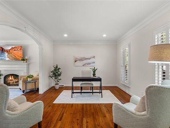 4th image of 312 English Oak Rd