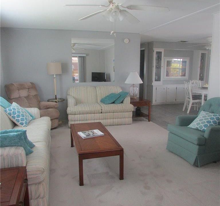 1st image of 9 Queen Palm Dr #9