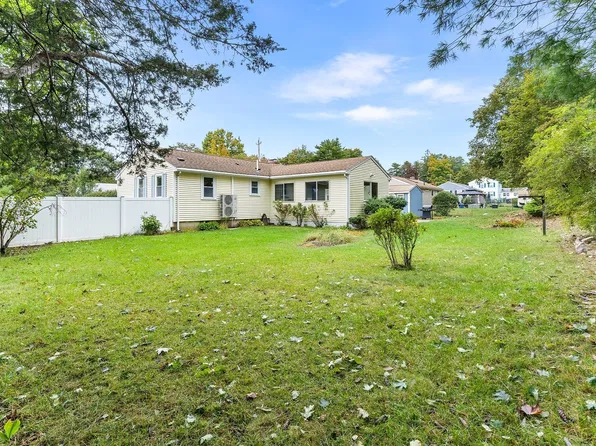 62 Woodsbury Rd, Rockland, MA 02370