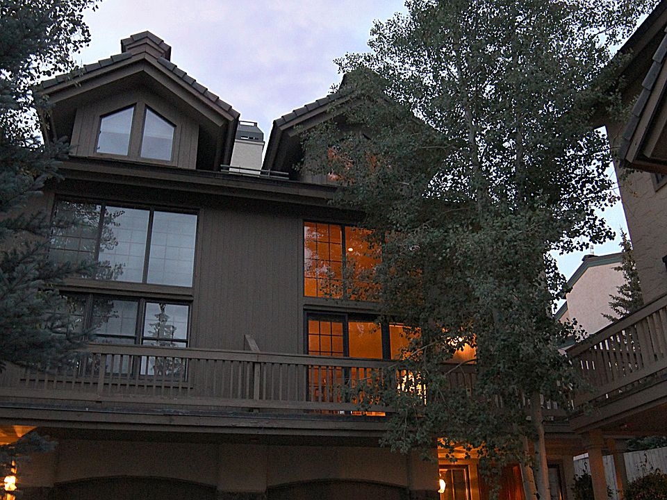 Great townhome w/ garage
