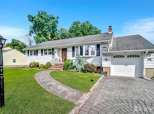 700 Sunbrite Ln, Piscataway, NJ 08854