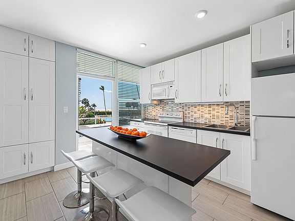 3rd image of 220 Seaview Ct APT 216