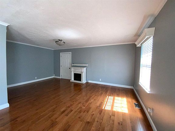 4th image of 95 Pamela Dr