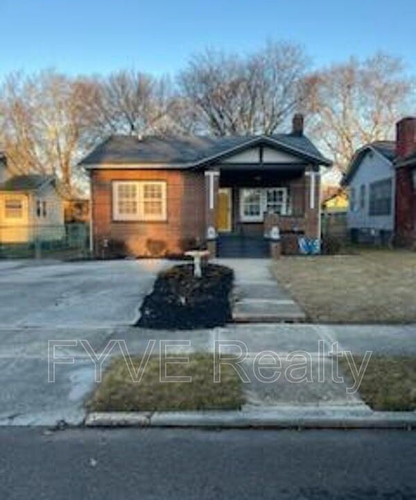 1st image of 2327 Woodbine Ave