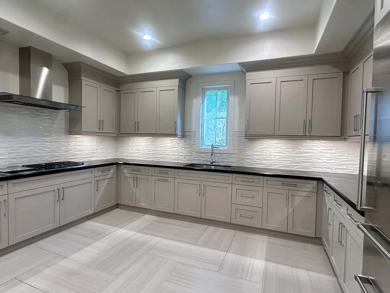 5 bed, 5.5 bath, 5660 sqft, $15,000 — Photo 4