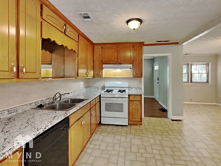 668 Scott Cir — Photo 6