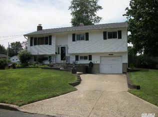34 Topaz Dr, Ronkonkoma, NY 11779