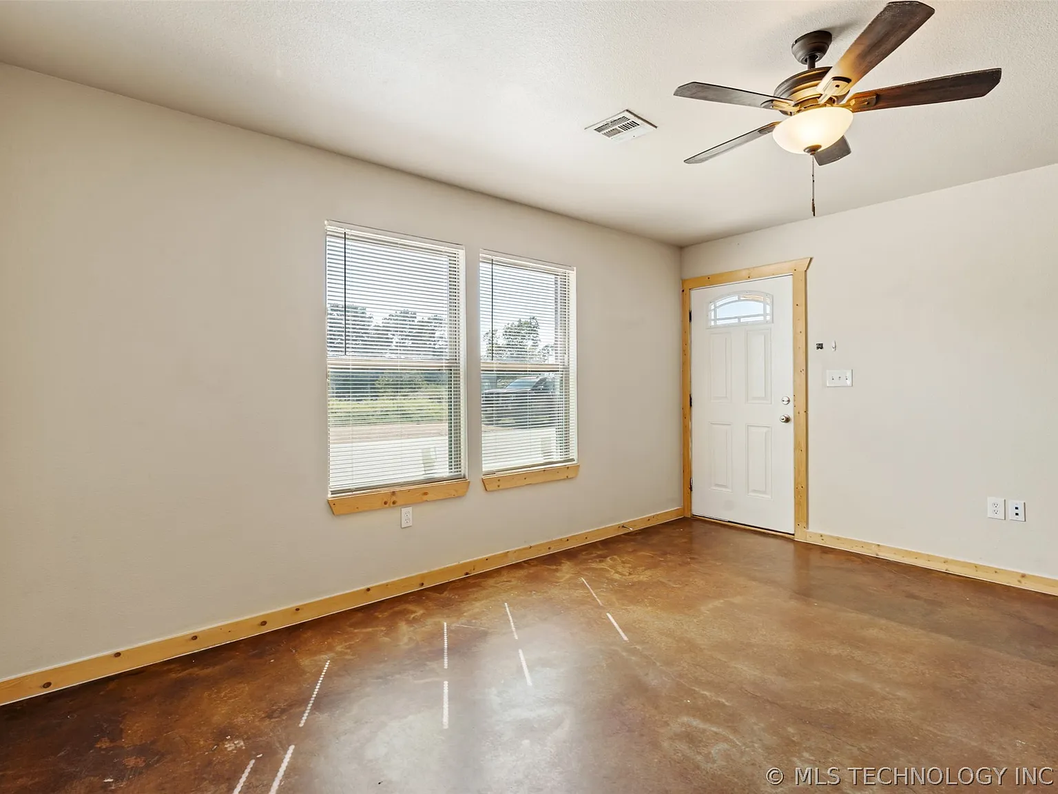 2 bed, 1.0 bath, 950 sqft, $1,050 — Photo 2