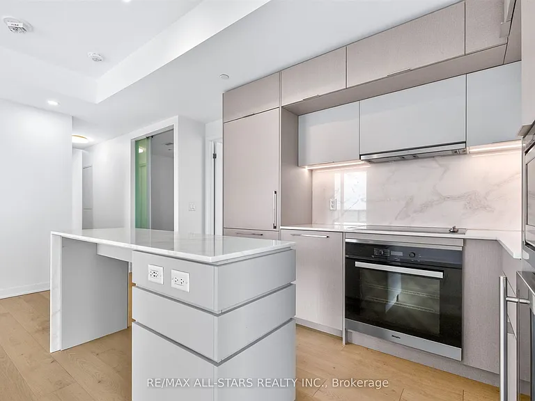 185 Alberta Ave — Photo 11