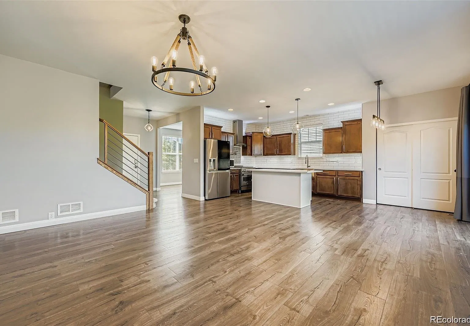 6 bed, 4.0 bath, 3323 sqft, $4,500 — Photo 3