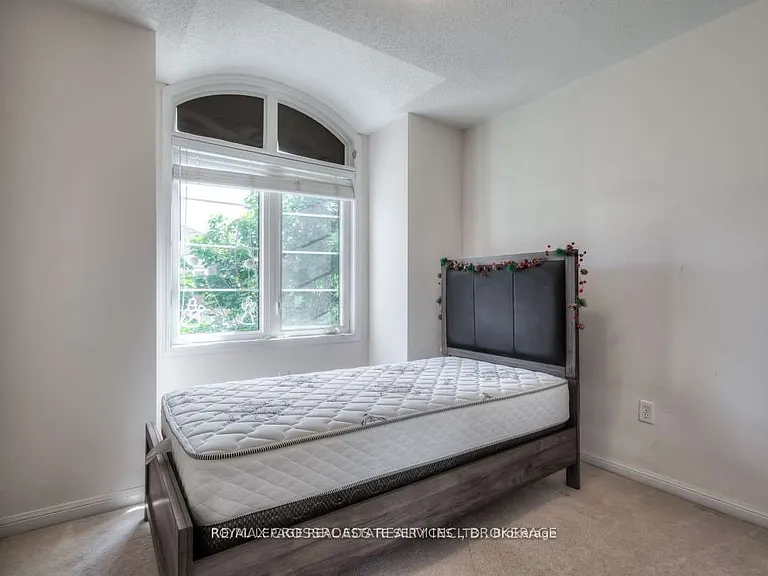 58 Howe Ave — Photo 9