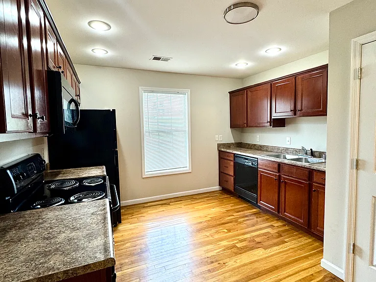 641 Hampton Way #B — Photo 6