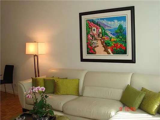 Sold by Macklowe Investment Properties | media 2
