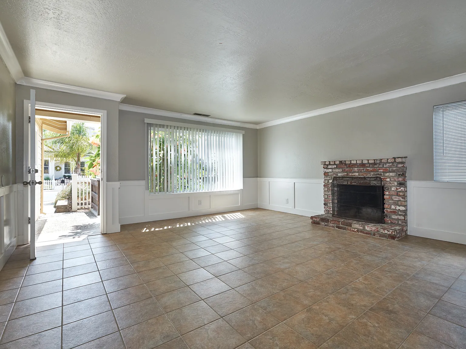 3 bed, 1.5 bath, 2416 sqft, $6,195 — Photo 2