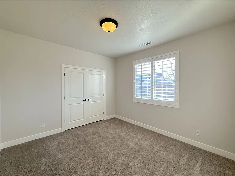 60 E 740 N — Photo 15