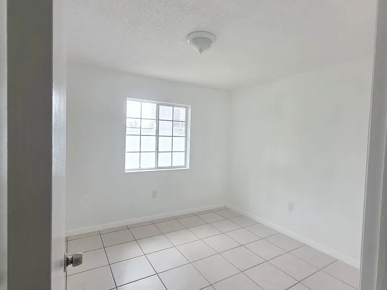 2570 NE 193rd St — Photo 2