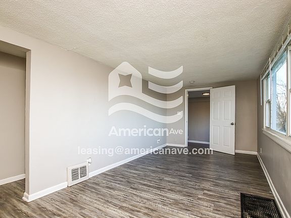 854221_003_living_room_14245603.jpg