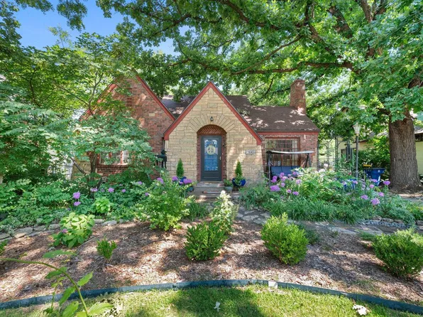 704 E 4th St, Newton, KS 67114