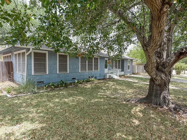 708 Broadmoor Dr — Photo 14