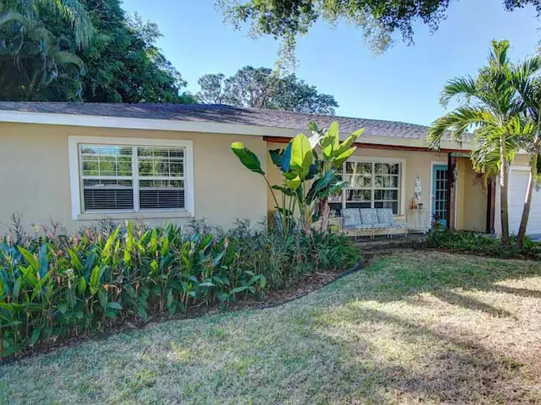 7609 Senrab Dr — Photo 2