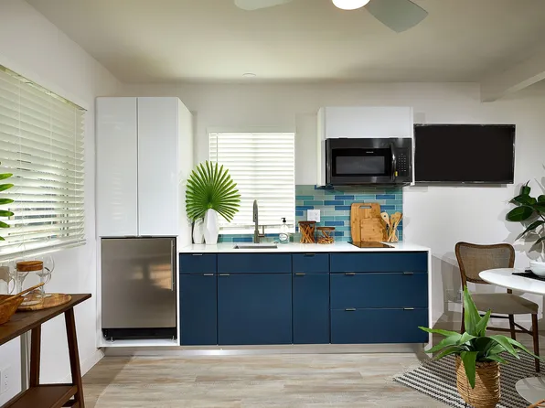 Newly Renovated Community 2 Blocks From The Beach!