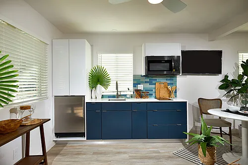 Newly Renovated Community 2 Blocks From The Beach! Photo 1